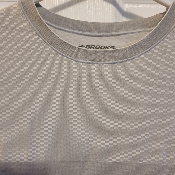 Brooks athletic top - Picture 4 of 11